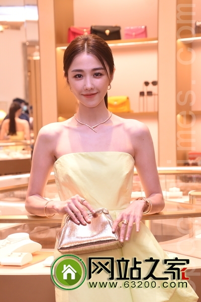 晒婚纱照意外成焦点 邵雨薇怕误会强调4个字