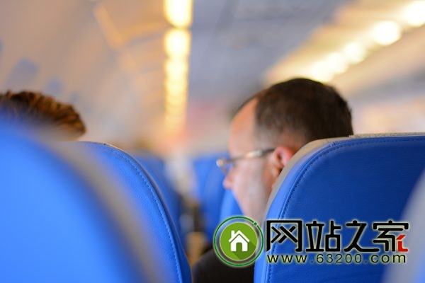 搭机时邻座乘客体型太庞大 应该怎么办?